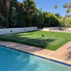 A poolside putting green in Scottsdale, AZ